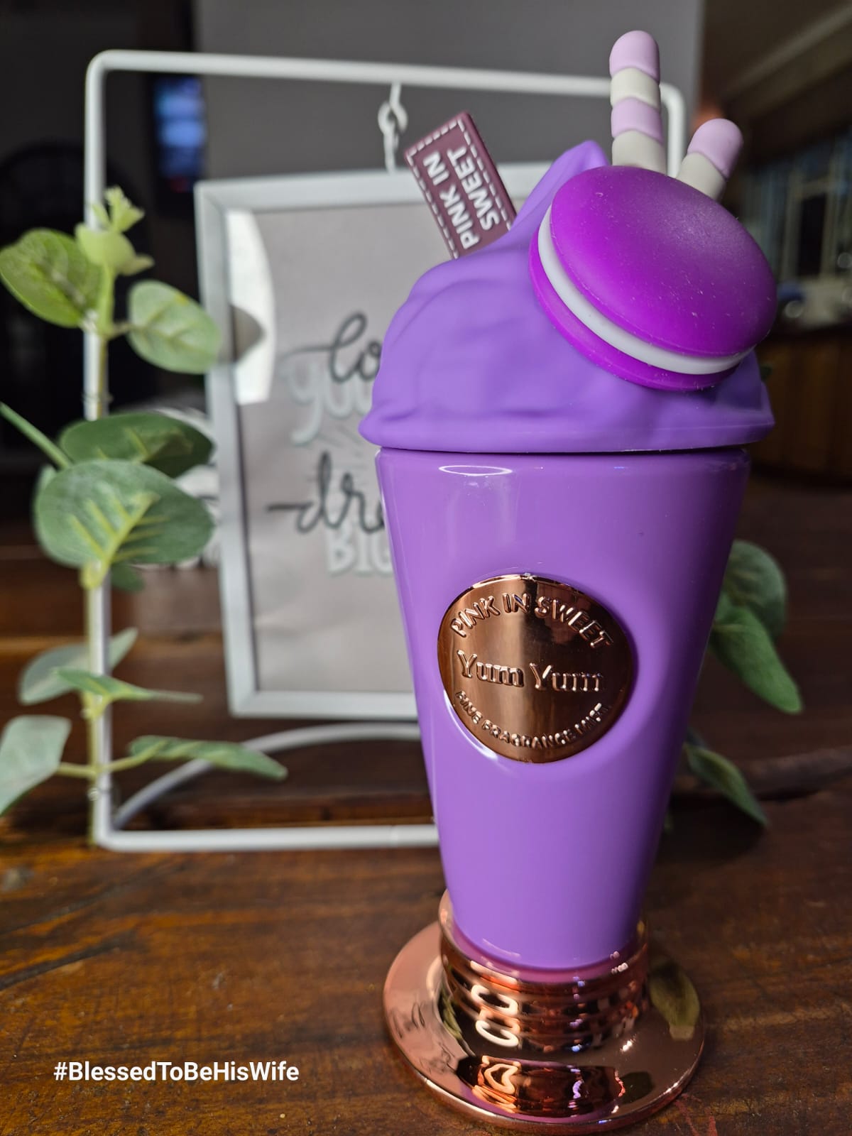 Red 16 - Yum Yum Purple Macaron - 200ml